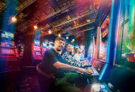 Spin in progress at our studio Croupier spinning American Roulette wheel in paten77 login studio